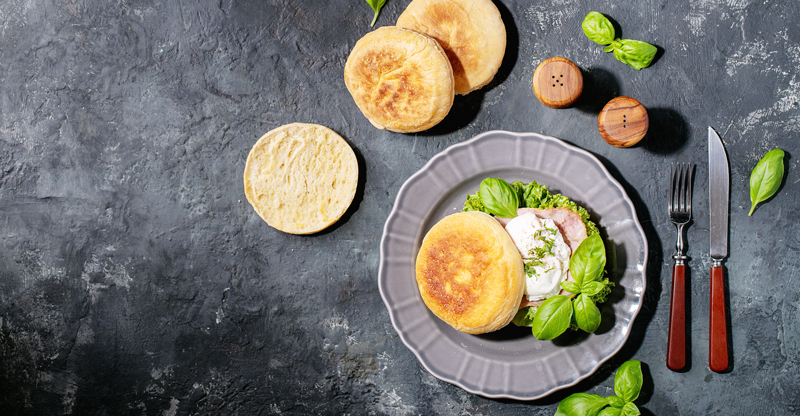elegant-english-muffins-topped-with-egg-on-plate-2026-03-26-08-30-19-utc_web